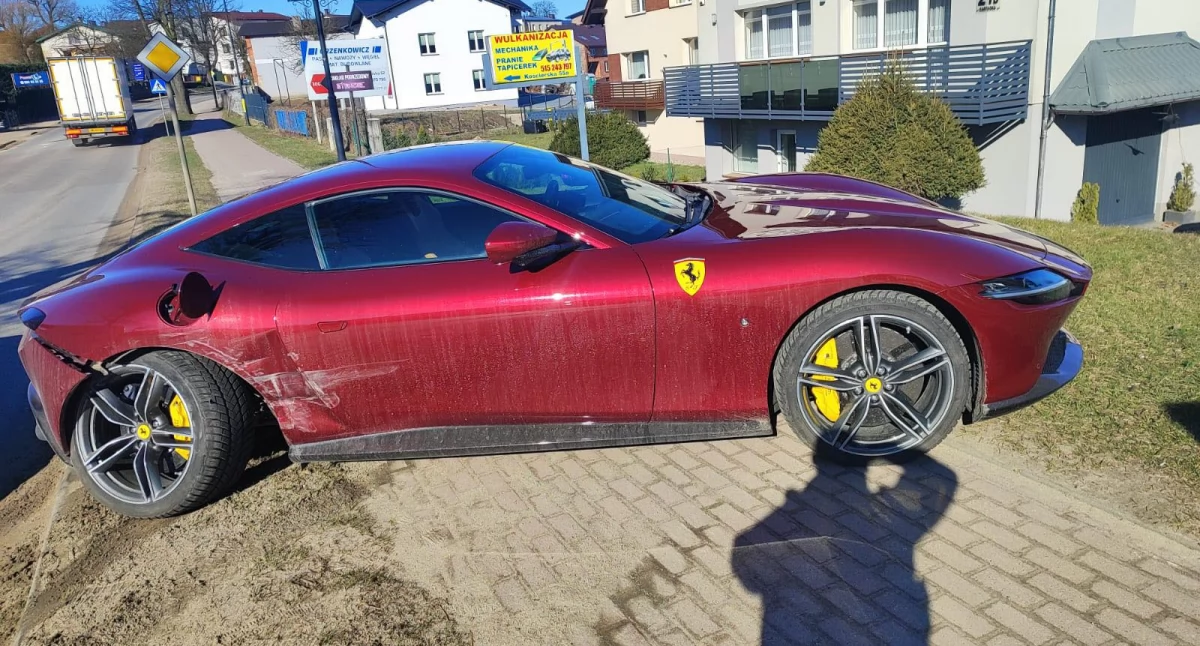 Wypadki, Kolizja Sierakowicach Mitsubishi uderzyło ferrari - zdjęcie, fotografia
