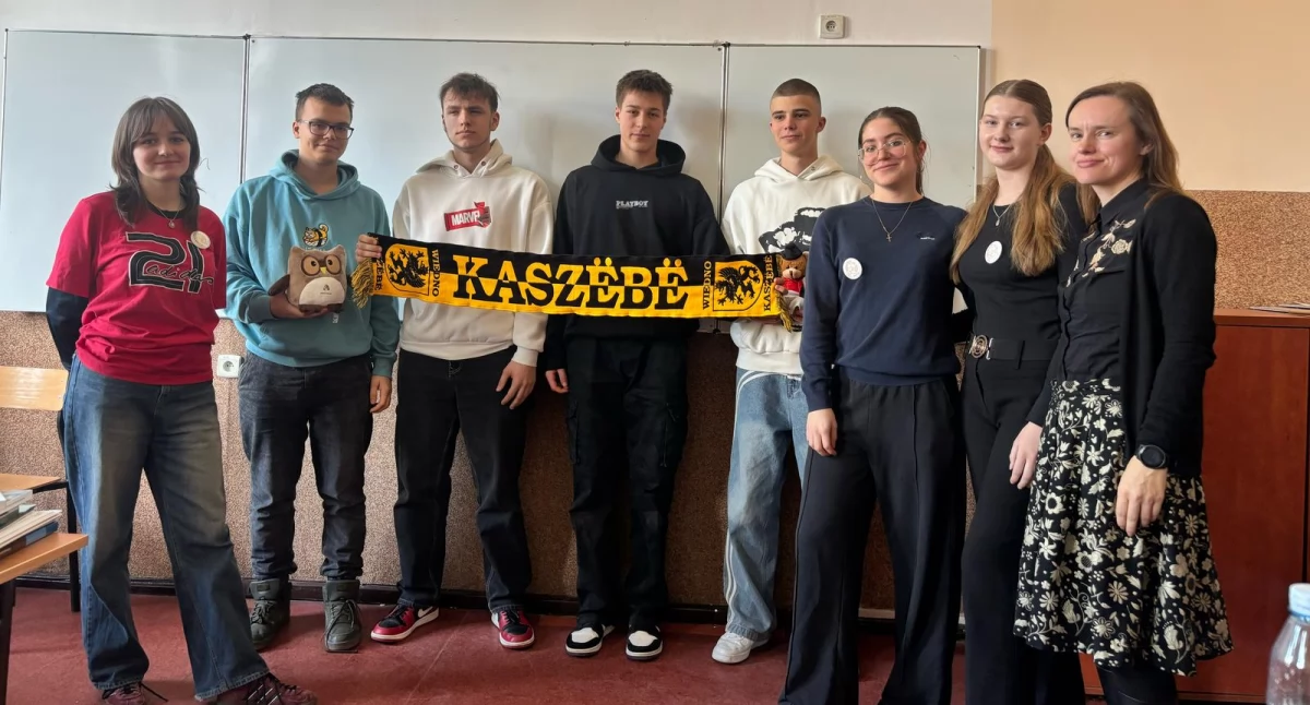 Szkoły średnie, Odkryj swoją Ziemię Młodzież Kartuz odwiedziła powiat świdnicki - zdjęcie, fotografia