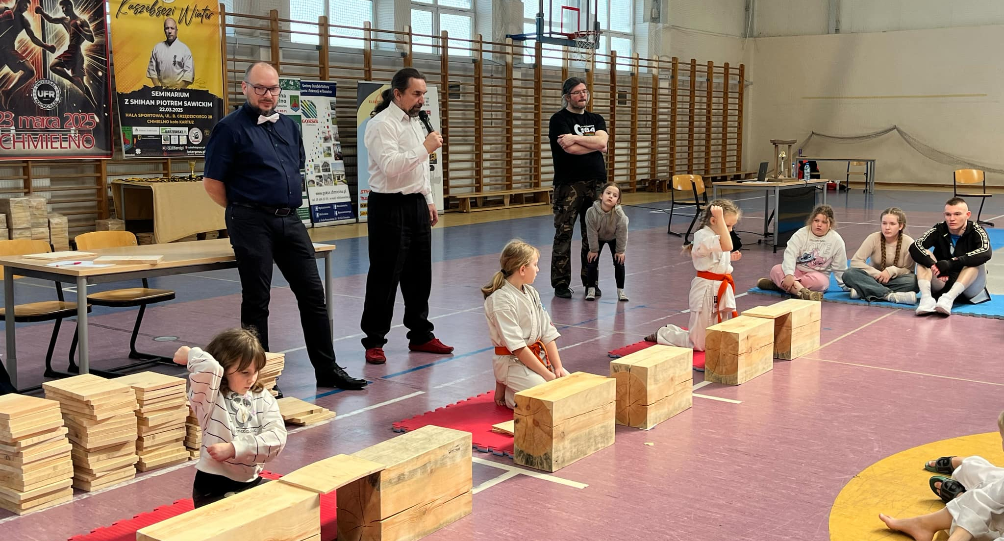 Sporty walki, Karatecy kickboxerzy zmierzyli Chmielnie „Kaszëbsczi Wiater” dostarczył wielkich emocji - zdjęcie, fotografia