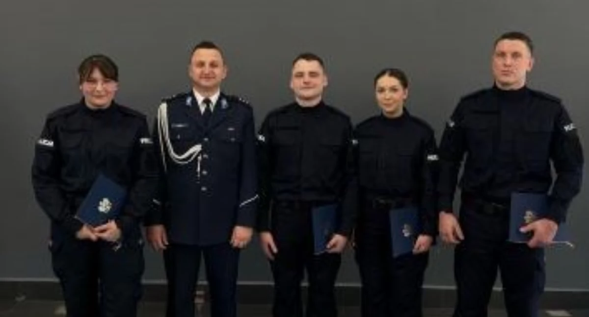 Policja, Kartuska policja czworo nowych fukcjonariuszy - zdjęcie, fotografia