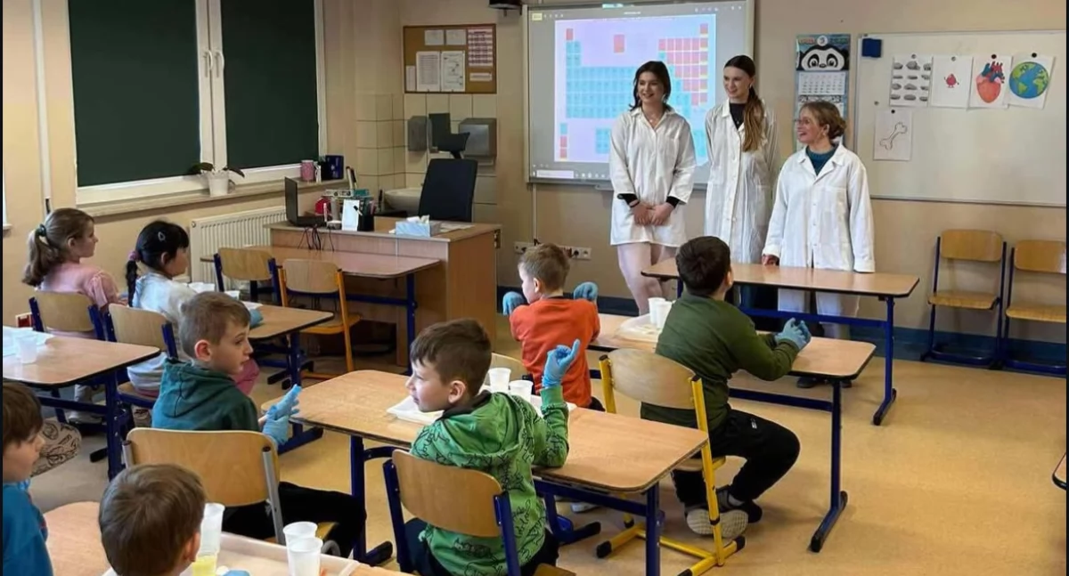 Szkoły średnie, Młodzi nawigatorzy edukacji kartuskiego liceum edukowali uczniów szkół podstawowych - zdjęcie, fotografia