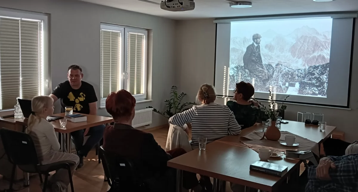 Literatura i sztuka, Przodkowo Bibliotece zagościł Borys Tynka odsłonił niejeden sekret Zakopanego - zdjęcie, fotografia
