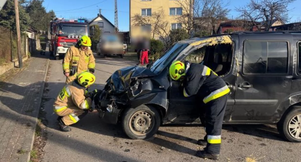 Kronika policyjna, Kradzionym samochodem doprowadził kolizji - zdjęcie, fotografia