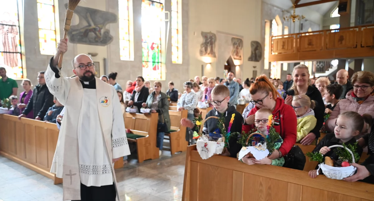 Styl życia, Wielka Sobota święcenie pokarmów - zdjęcie, fotografia