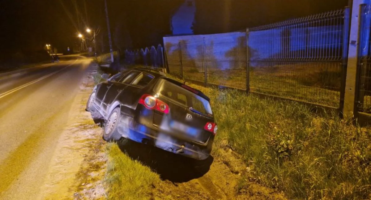 Kronika policyjna, Nietrzeźwy kierowca uprawnień zakończył podróż rowie - zdjęcie, fotografia
