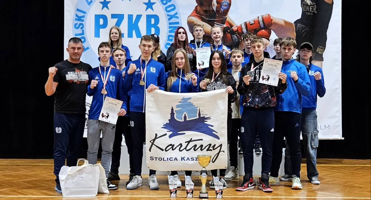 Sporty walki, złoto srebro Kartuska Rebelia błyszczy Koninie - zdjęcie, fotografia