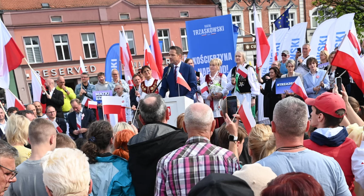 Polityka, Rafał Trzaskowski Kościerzynie Wszyscy zmieścimy biało czerwoną - zdjęcie, fotografia