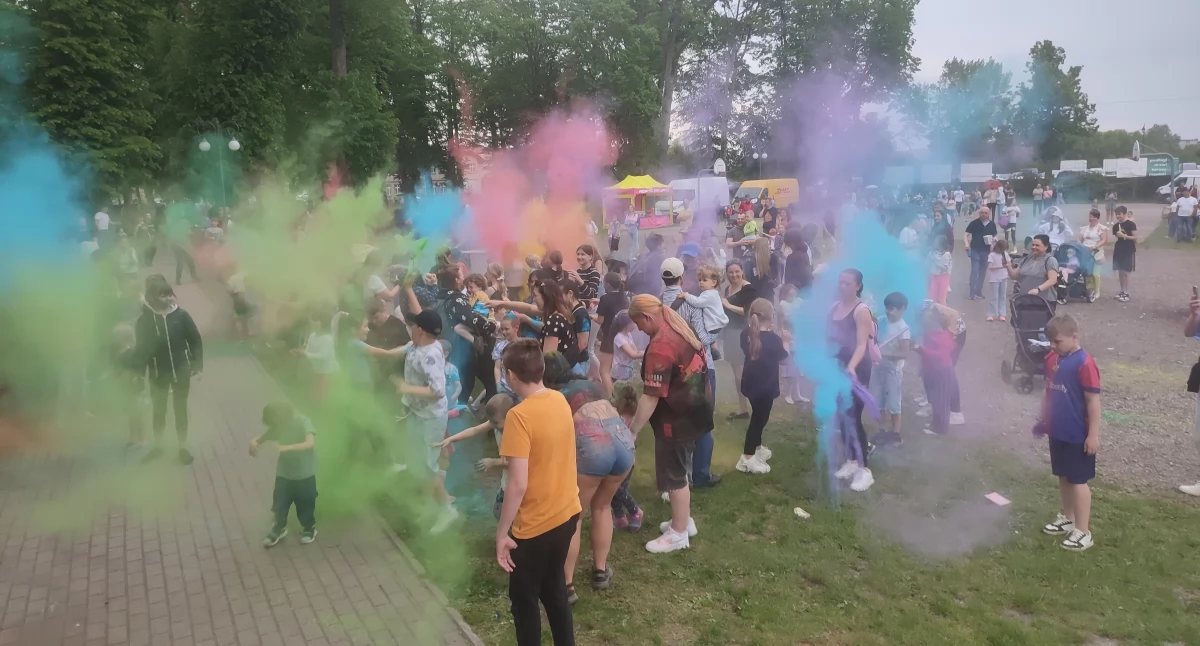 Tu mieszkamy, Dzień pełen uśmiechu kolorów dinozaurów Parku Solidarności Kartuzach świętowano Dzień Dziecka - zdjęcie, fotografia