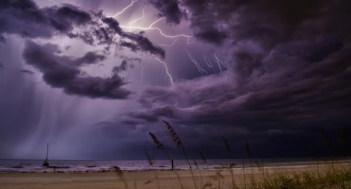 Ostrzeżenia pogodowe, Uwaga silne burze wydano ostrzeżenia - zdjęcie, fotografia