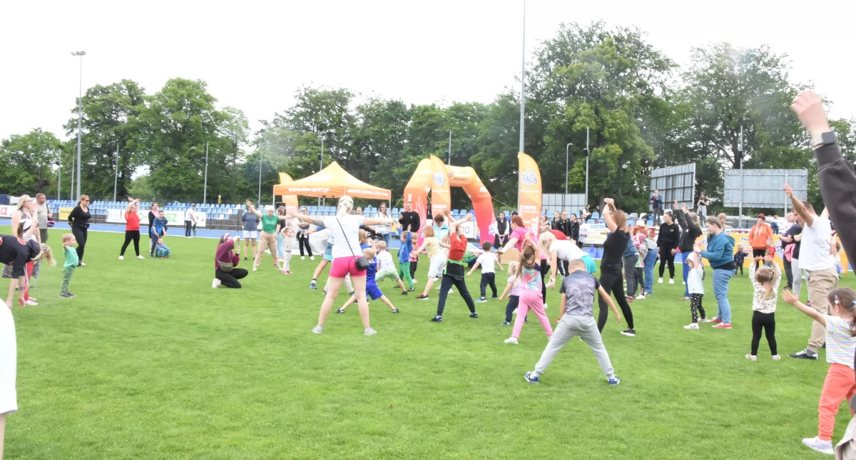 Pozostałe sporty, Kartuski stadion tętnił życiem Przedszkolaki rodzice razem sportowym festynie	 - zdjęcie, fotografia