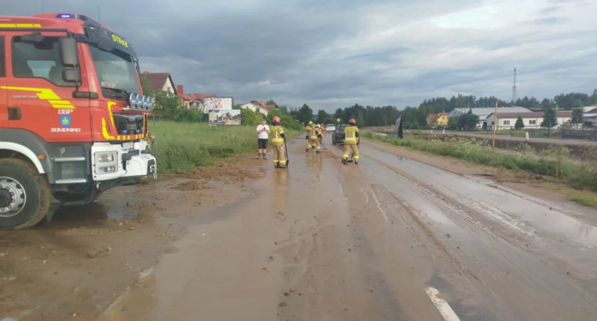 Interwencje, Zalana jezdnia kamienie drogach strażacy walczą skutkami ulewy Kiełpinie - zdjęcie, fotografia