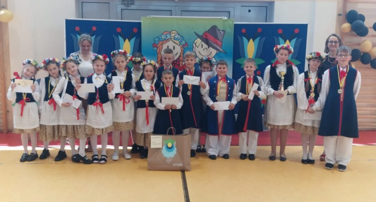 Kaszubszczyzna, Hopowianie podium powiatowego konkursu kaszubskiego - zdjęcie, fotografia