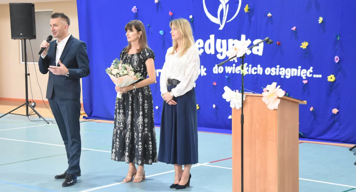 System oświaty, Wakacje rozpoczęte! Uroczyste zakończenie Szkole Podstawowej Kartuzach - zdjęcie, fotografia