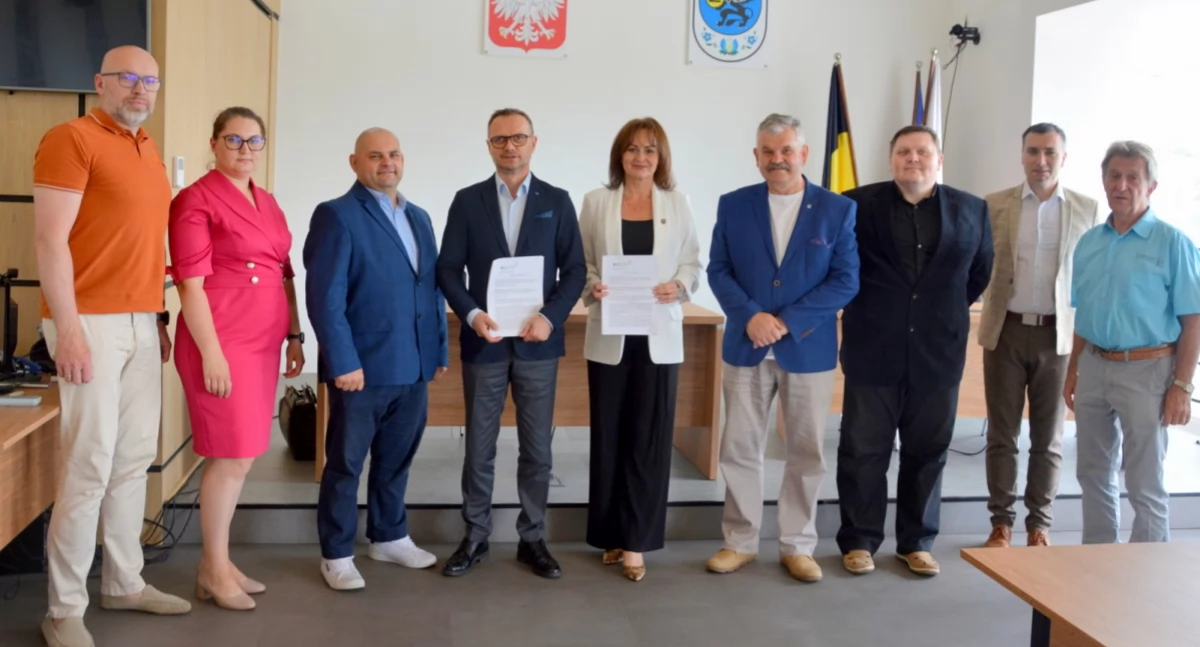 Inwestycje, Leźnie powstanie szkoła Umowa budowę podpisana - zdjęcie, fotografia