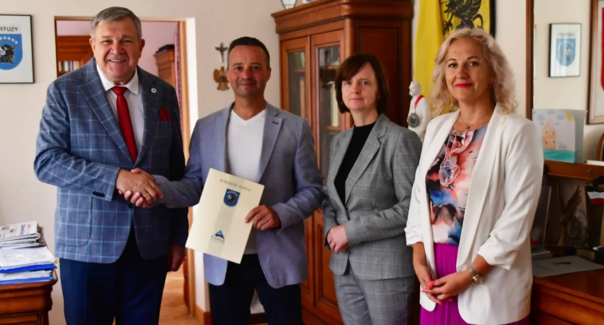 Inwestycje, Modernizacja szkole Dzierżążnie Podpisano umowę remont sanitariatów szatni - zdjęcie, fotografia