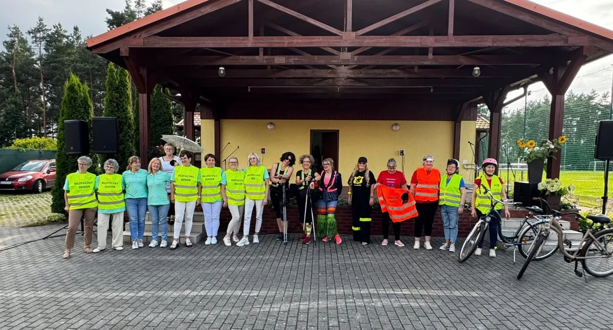 Seniorzy, Seniorzy gminy Sierakowice pokazali bawić! Seniorada - zdjęcie, fotografia