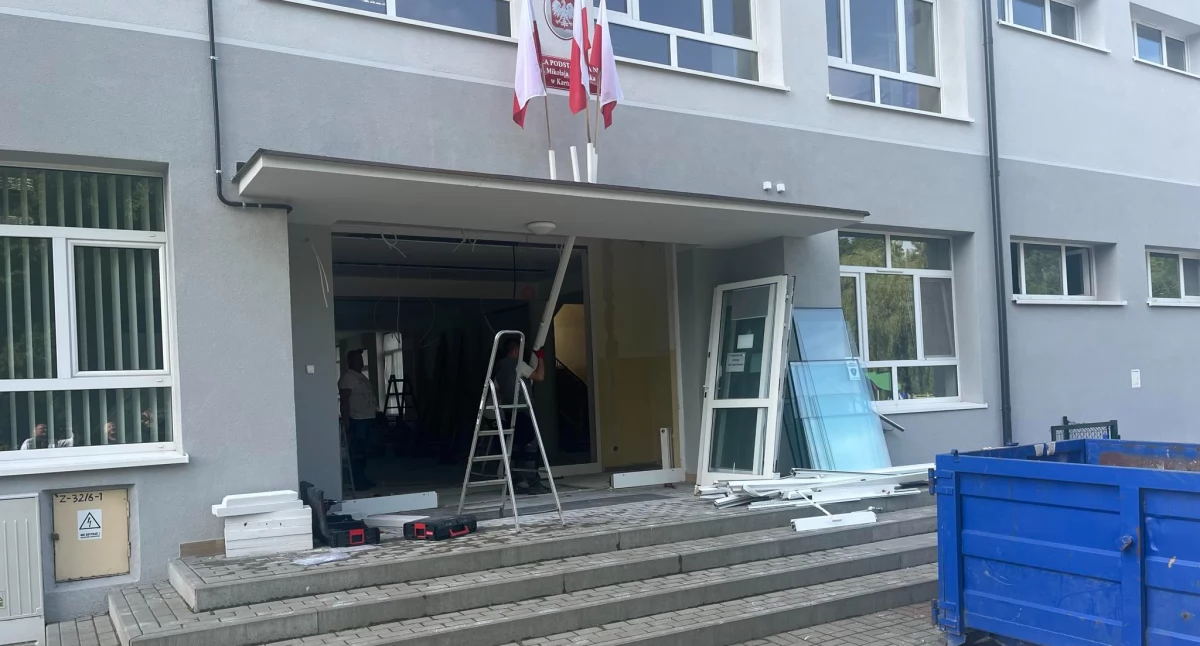 Inwestycje, Inwestycje remonty szkołach gminy Kartuzy przed wrześniem - zdjęcie, fotografia