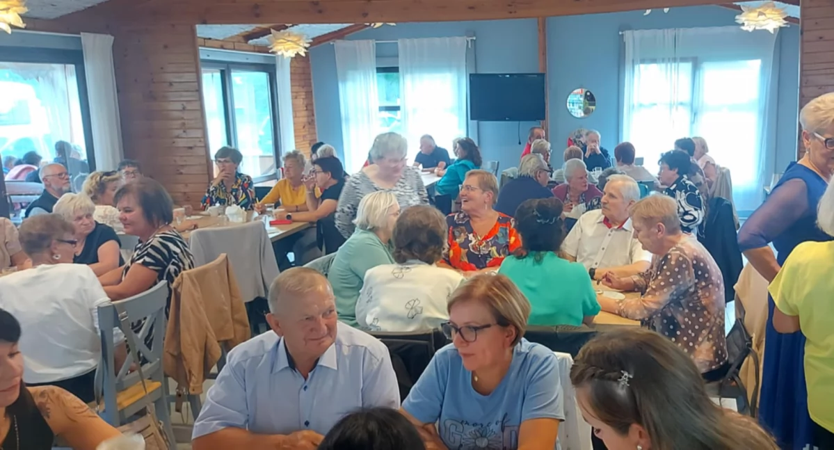 Seniorzy, Seniorzy gminy Chmielno bawili Chmieleńskiej Biesiadzie Seniorów - zdjęcie, fotografia