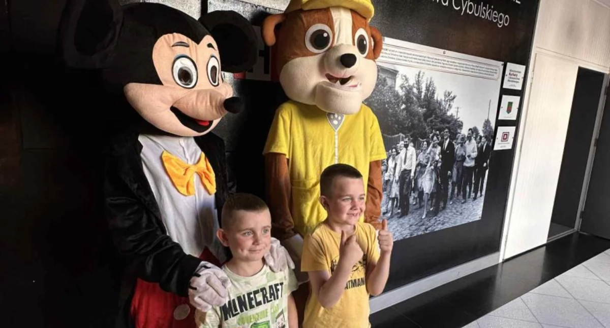 Tu mieszkamy, Bajkowa kraina Kinie Rogiem Chmielnie Dzieci świętowały dzień postaci bajek - zdjęcie, fotografia
