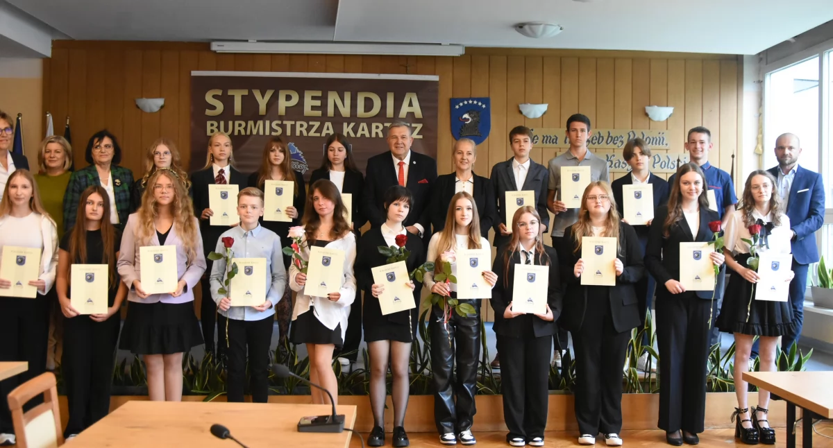 Stypendia, Burmistrz Kartuz nagrodził najzdolniejszą młodzież Troje uczniów średnią - zdjęcie, fotografia