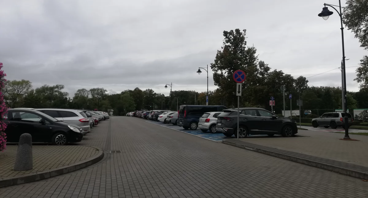 Interwencje, Kartuzy spokojny parking zmroku Szpaner - zdjęcie, fotografia