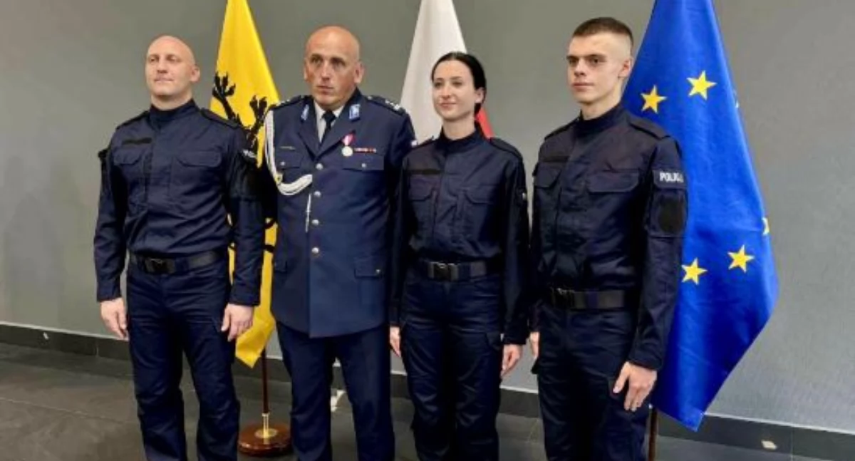 Policja, funkcjonariusze szeregach kartuskiej policji - zdjęcie, fotografia