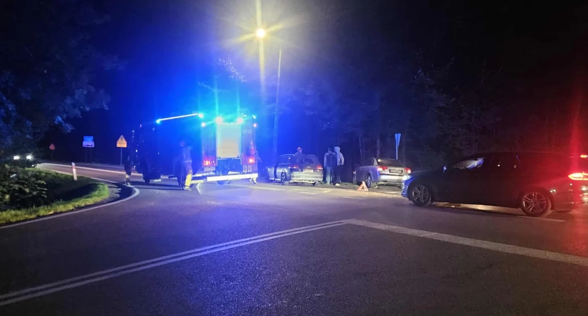 Wypadki, Kartuzy Zderzenie dwóch pojazdów jedna osoba szpitalu - zdjęcie, fotografia