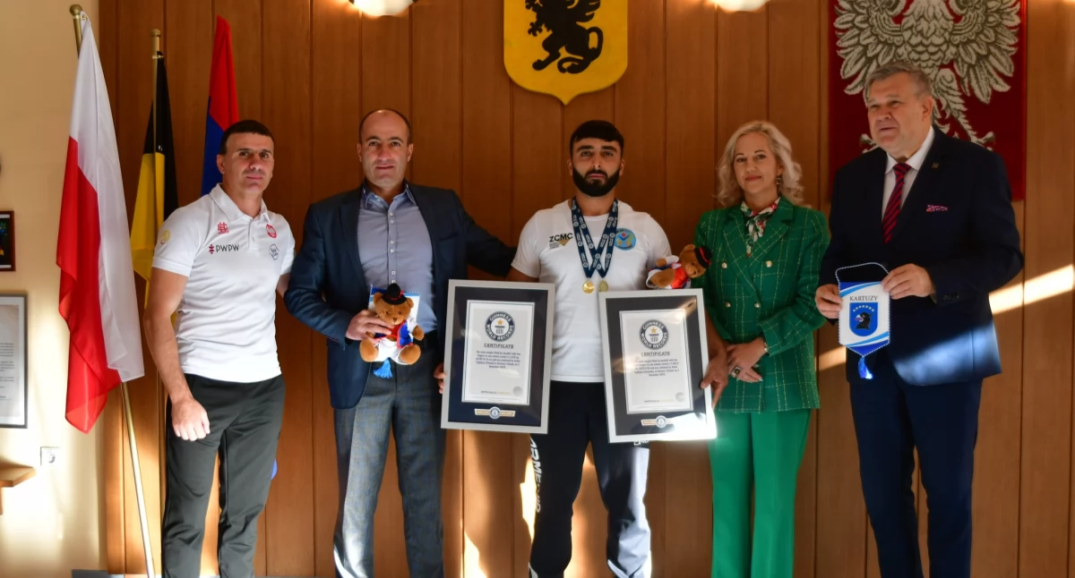 Ludzie i pasje, Kartuzy rekord Guinnessa urzędzie - zdjęcie, fotografia