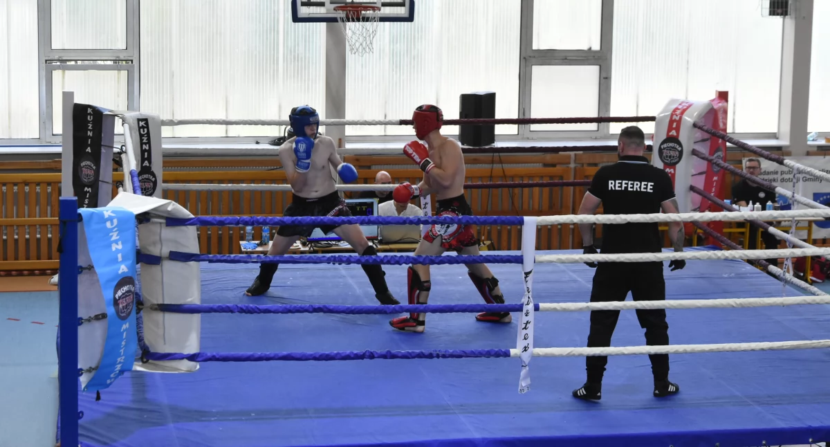 Sporty walki, zawodników klubów emocje ostatniego starcia! wyglądały Mistrzostwa Polski Północnej Kickboxingu - zdjęcie, fotografia