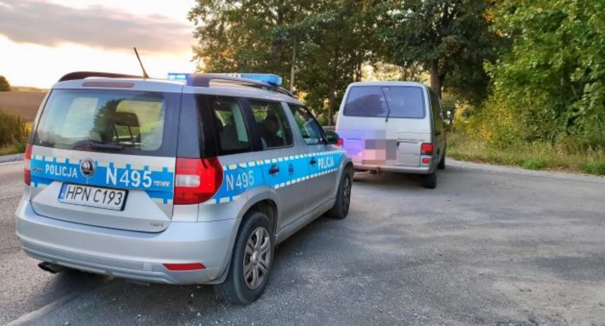 Kronika policyjna, Kierowca zakazem cofniętymi uprawnieniami pasażer poszukiwany trzema listami gończymi - zdjęcie, fotografia