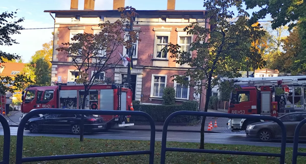 Pożary, Cztery zastępy straży gasiły pożar budynku mieszkalnym - zdjęcie, fotografia