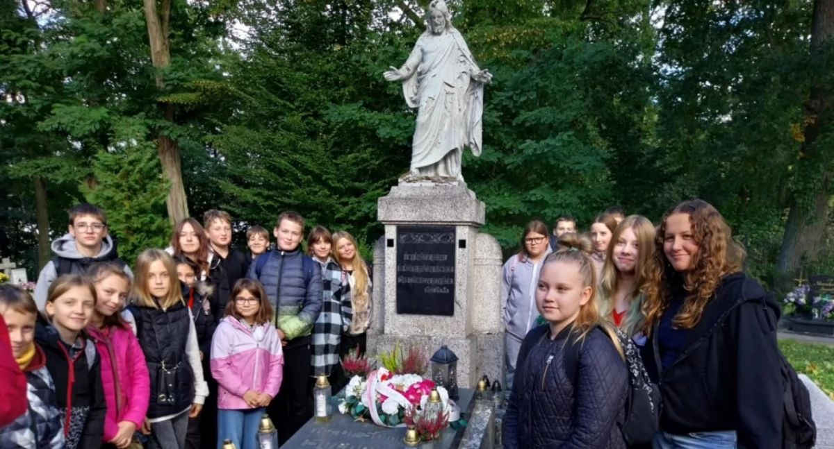 Szkoły podstawowe, Wspólna podróż pamięci pielgrzymka uczniów Skrzeszewa Byszewa - zdjęcie, fotografia