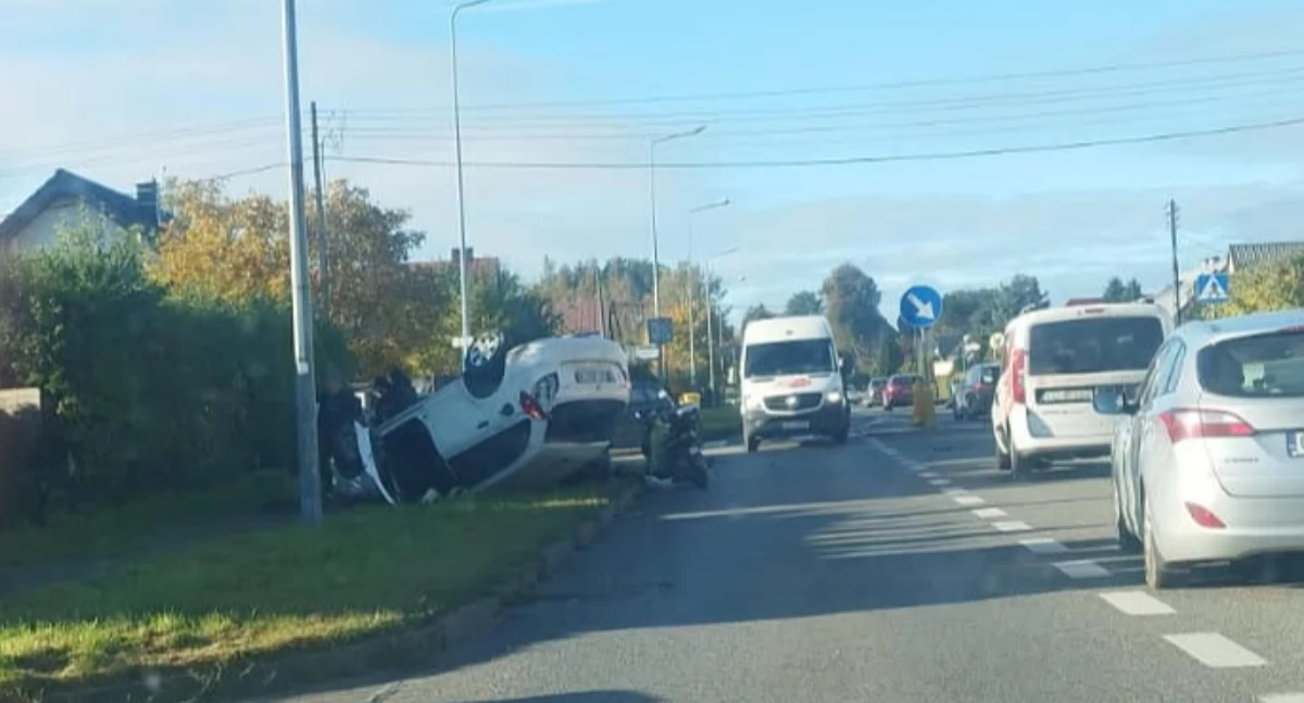 Wypadki, Borowo Dachowanie zderzeniu innym pojazdem - zdjęcie, fotografia