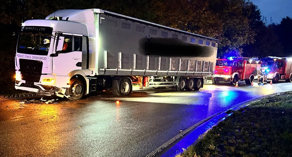 Wypadki, Kożyczkowo Boczne zderzenie mercedesem czołówka ciężarówką - zdjęcie, fotografia