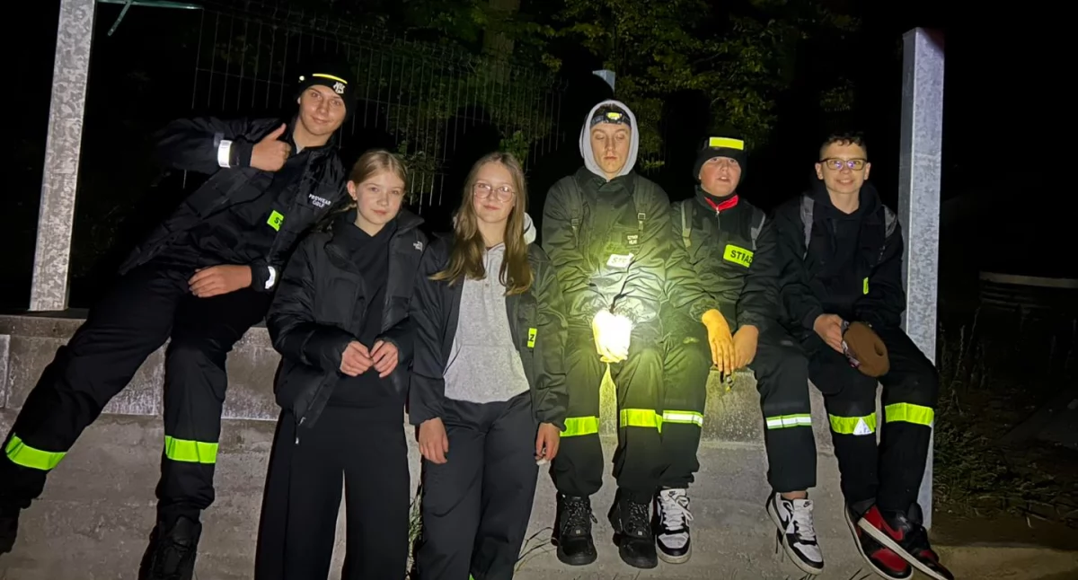 Straż pożarna, Siła odwaga współpraca Młodzieżowe Drużyny Pożarnicze nocnym poligonie Ostrzycach - zdjęcie, fotografia