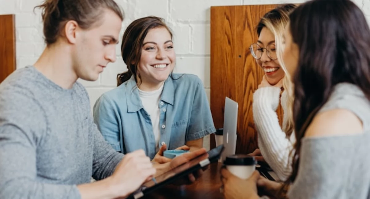 Źródło zdjęcia: https://unsplash.com/photos/a-group-of-friends-at-a-coffee-shop--uHVRvDr7pg
