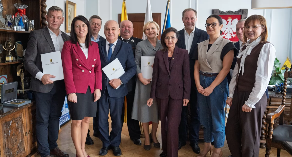 Straż pożarna, sprzęt strażaków Sierakowic Sulęczyna dzięki wsparciu pomorskiego samorządu - zdjęcie, fotografia