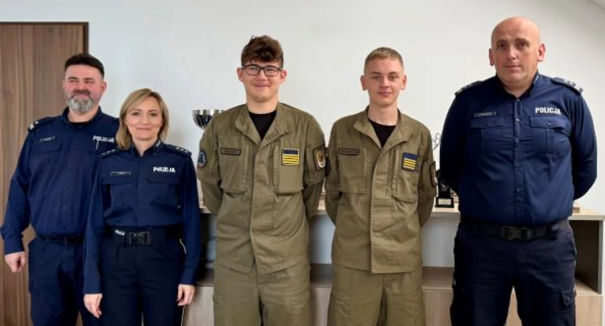 Policja, Pomogli zatrzymaniu przestępcy nastolatkowie podziękowaniami - zdjęcie, fotografia