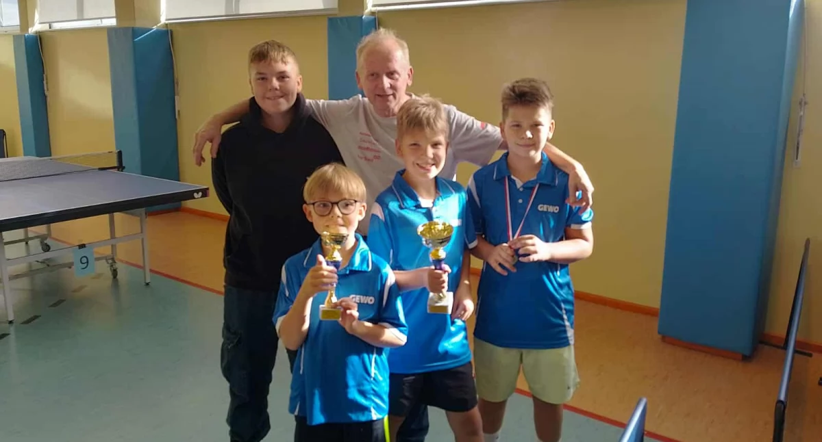 Tenis, Młodzi tenisiści stołowi sukcesami sobotnim turnieju Miechucinie - zdjęcie, fotografia