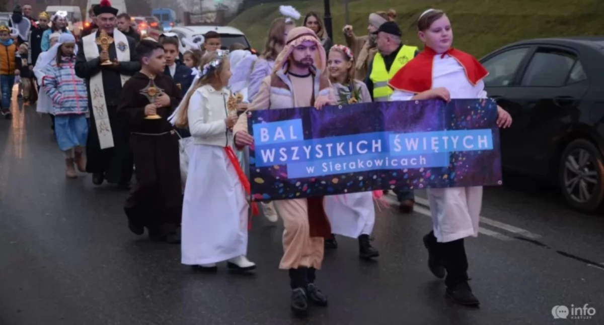 Zapowiedzi, Wszystkich Świętych Sierakowicach barwny korowód wspólna zabawa - zdjęcie, fotografia