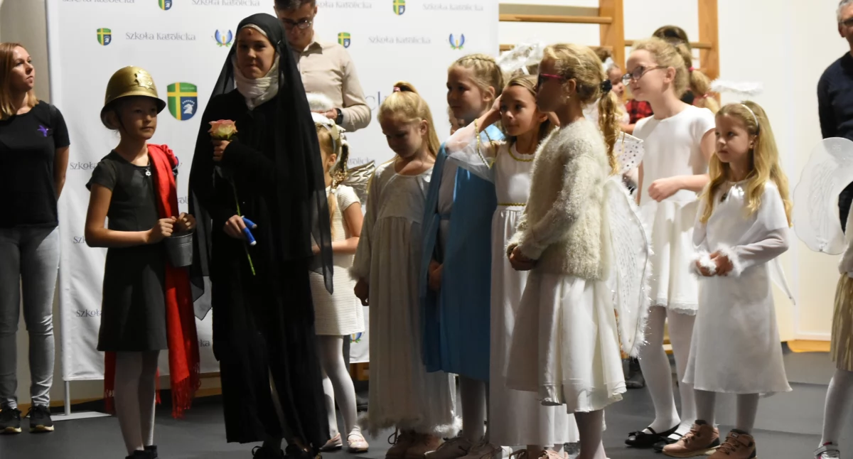 Religia, Radość świętość jednym Wszystkich Świętych Katolickiej Szkole Kartuzach - zdjęcie, fotografia