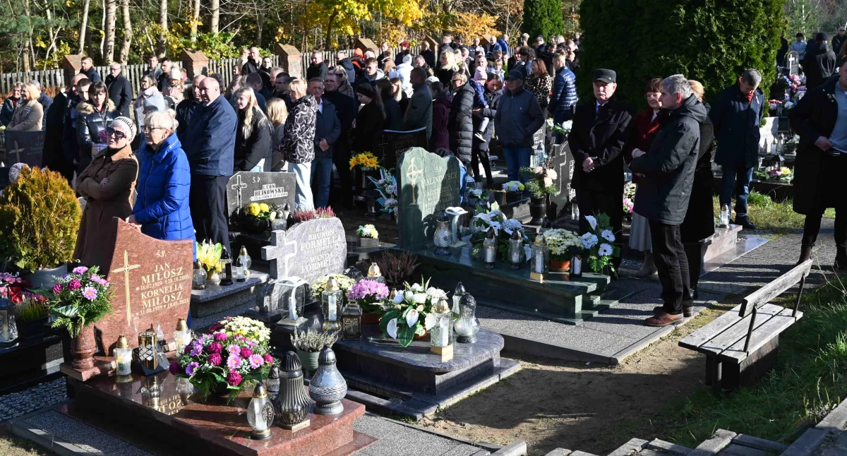 Religia, Dzień Wszystkich Świętych Modlili zmarłych którzy spoczęli cmentarzach - zdjęcie, fotografia