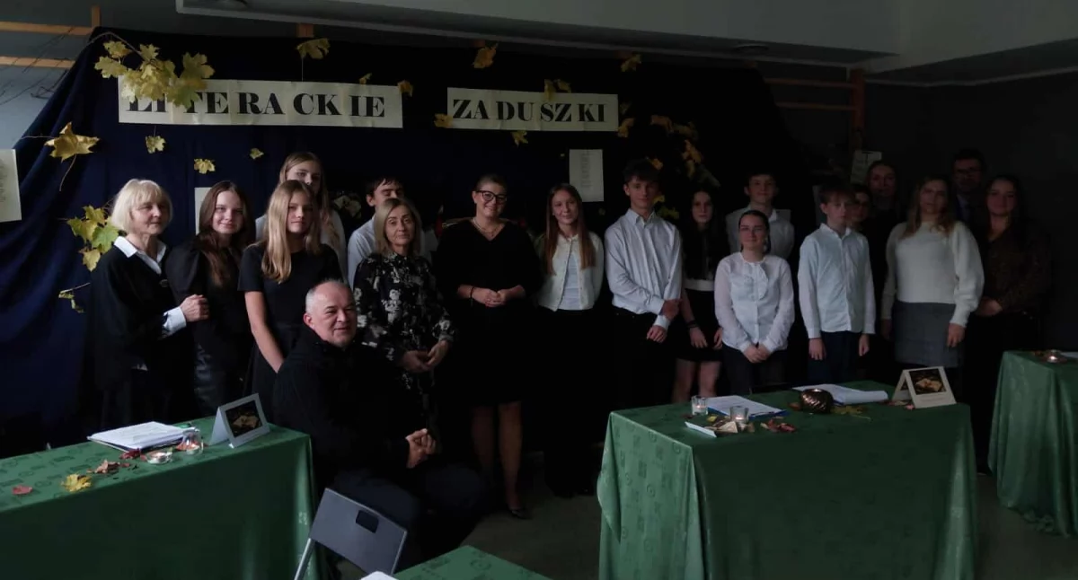 Literatura i sztuka, Literackie Zaduszki Szkole Podstawowej Pawła Przyjaźni - zdjęcie, fotografia