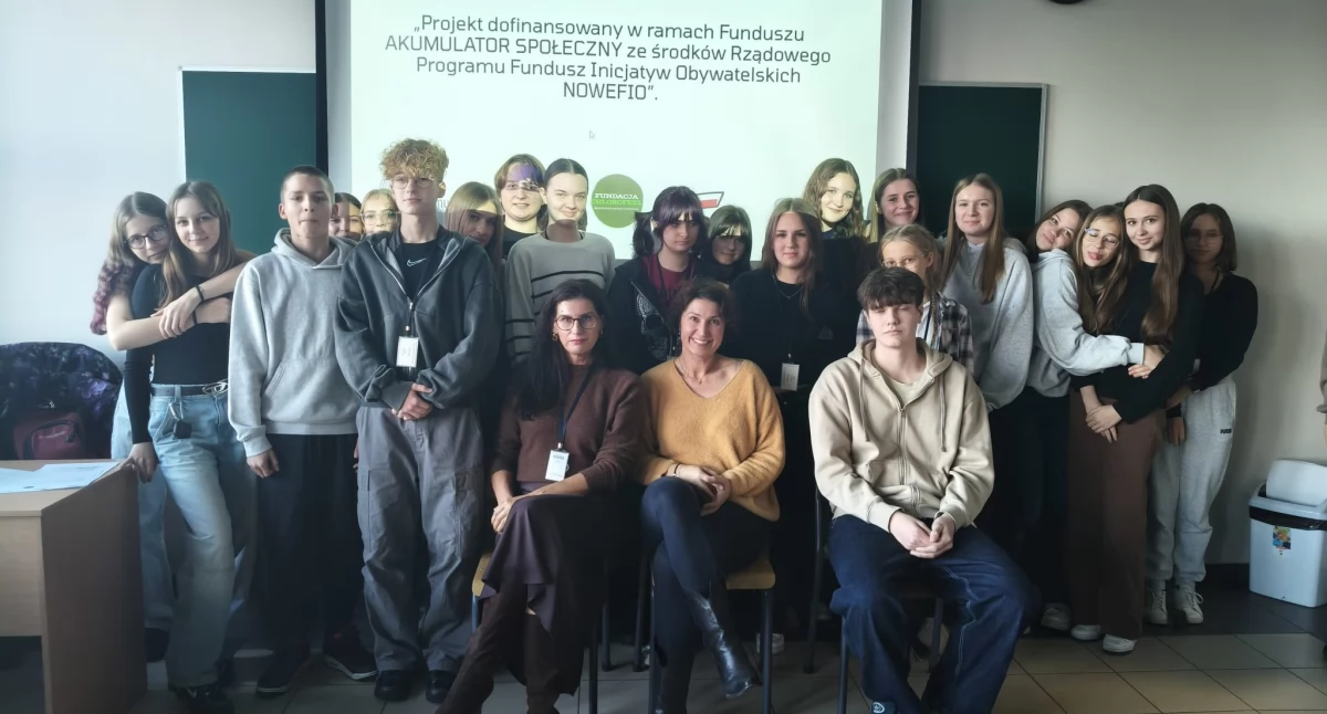 Ochrona środowiska i ekologia, Lekcja ekologii zabytkowym cmentarzu Wolontariusze odkrywają florę faunę miejsc pamięci - zdjęcie, fotografia