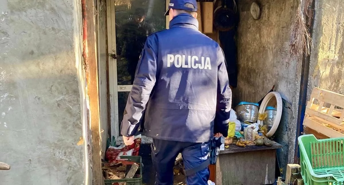 Służby w akcji, zagrożeniem osób bezdomnych Dzielnicowi sprawdzają pustostany altanki - zdjęcie, fotografia
