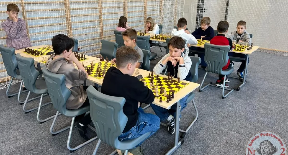 Szachy, Młodzi mistrzowie szachowej strategii Awans finału wojewódzkiego kartuskiej Dwójki - zdjęcie, fotografia