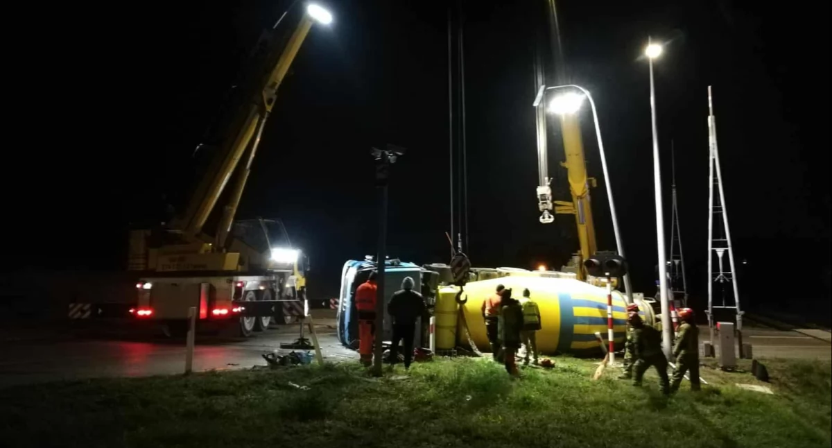 Wypadki, Żukowo Przyjaźń Zderzenie osobówki ciężarówką przewożącą beton - zdjęcie, fotografia