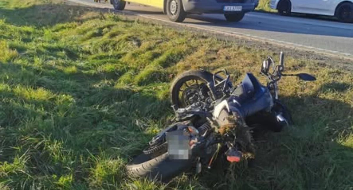 Wypadki, Lniska Zderzenie toyoty motocyklem ranny letni motocyklista - zdjęcie, fotografia