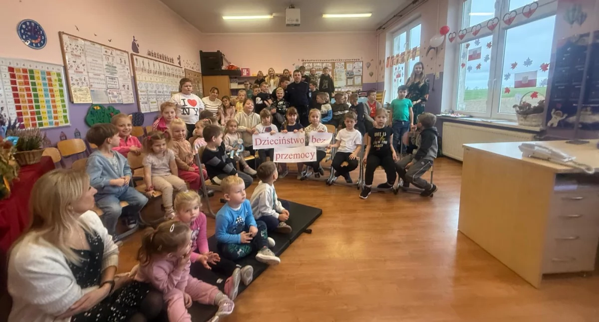 Służby w akcji, Bezpieczna droga bezpieczne dzieciństwo Dzielnicowi uczą najmłodszych - zdjęcie, fotografia