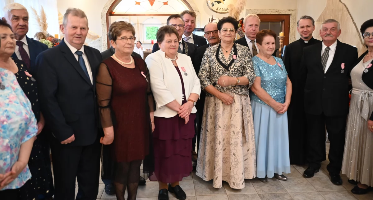 Seniorzy, Wytrwali razem pół wieku więcej jubileusze małżeńskie gminie Przodkowo - zdjęcie, fotografia